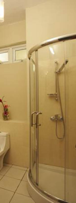 Three bedrooms apartment Mauritius bathroom with shower 